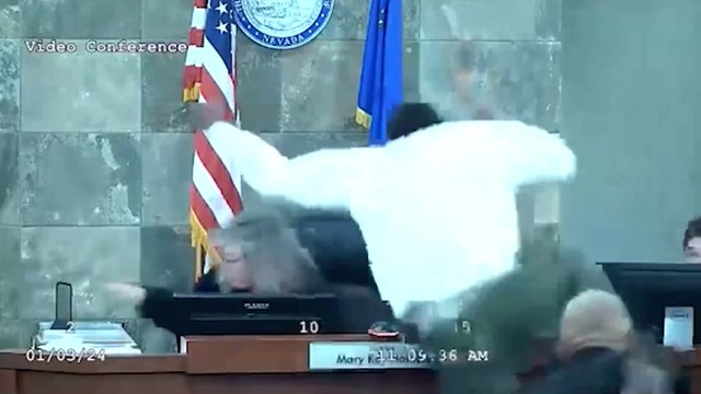 Hapis cezası veren hakimin üzerine atladı