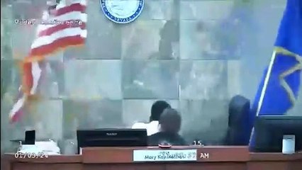 ABD'de hüküm veren yargıç, sanığın yumruklu saldırısına uğradı