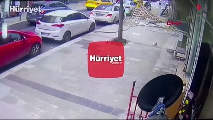 Beton mikseri otomobile çarptı! Avcılar'da kaza anı kamerada
