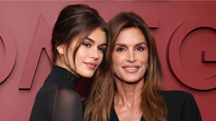 GALA VIDEO - Cindy Crawford : sa fille Kaia Gerber s’amuse sur sa vie “plus apaisée que celle de sa mère”