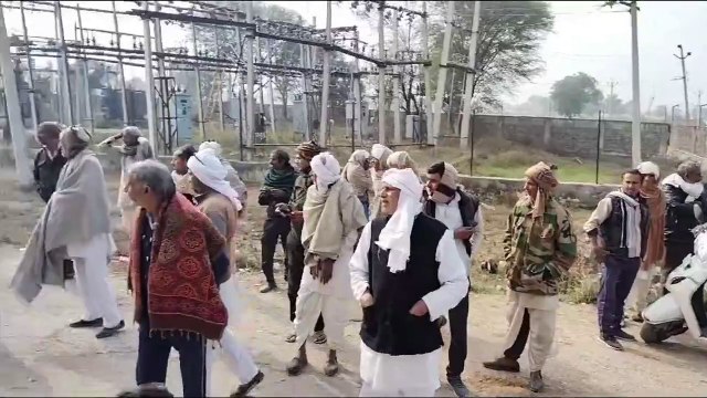हाड़ कंपा देने वाली ठंड में सिंचाई करने को मजबूर किसान, विरोध में नारेबाजी