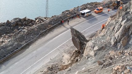 Artvin-Ardahan karayolunda kaya temizliği