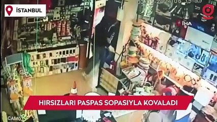 İş yerine giren hırsızları paspas sopasıyla kovaladı; O anlar kamerada