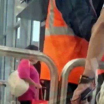 Sabiha Gökçen’de ortalığı dağıttılar: Yanlış perona girdi görevliye tehditler yağdırdı!