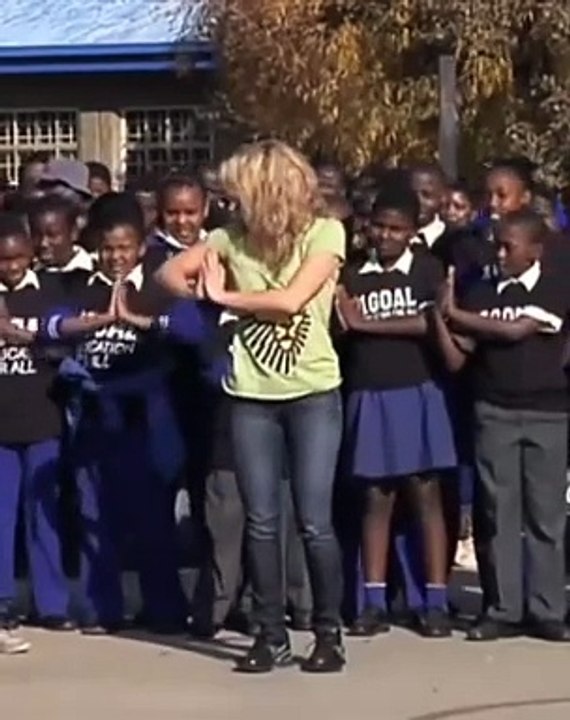SHAKIRA TEACHING WAKA WAKA's DANCE TO KIDS!!!