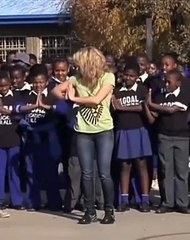 SHAKIRA TEACHING WAKA WAKA's DANCE TO KIDS!!!