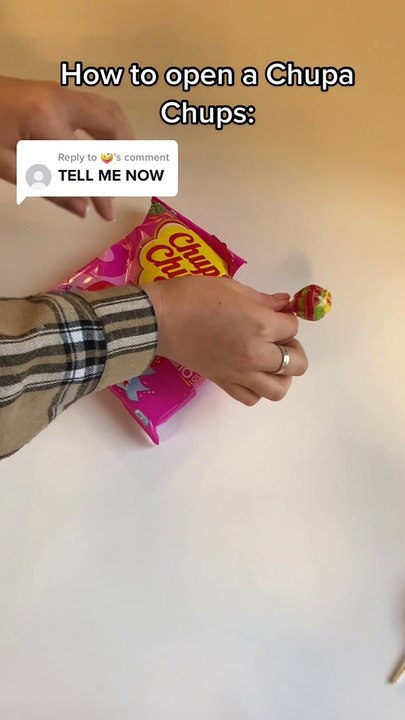 ¿Por qué es tan difícil quitar el envoltorio de un Chupa Chups?