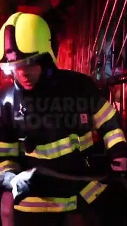 #Un hombre fue rescatado de entre las llamas por bomberos de Guadalajara del interior de un edificio en llamas #GuardiaNocturna