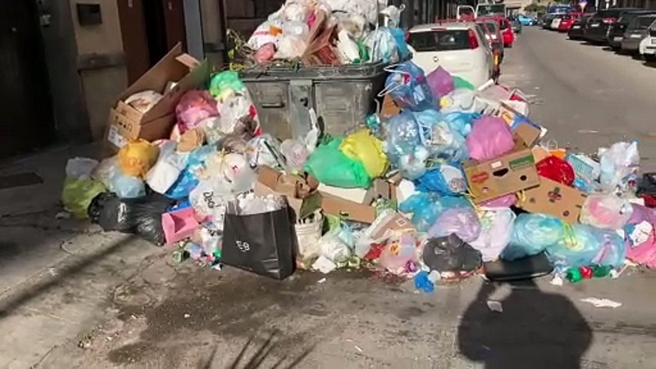 Palermo ancora sommersa dai rifiuti, la raccolta procede a rilento