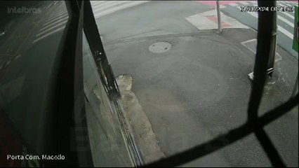 Garupa de motocicleta 'voa' por cima de carro após batida contra carro no Centro de Curitiba
