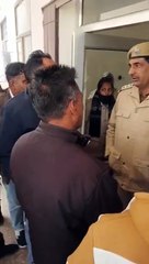 युवक से लूटपाट का प्रयास, युवकों ने पुलिस थाने पहुंचकर जताया विरोध