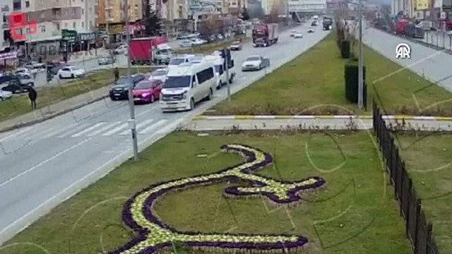 Freni arızalanan TIR refüje çıkarak durabildi