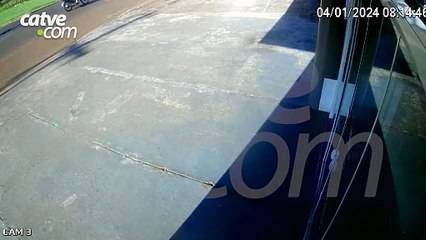 Imagem mostra momento que carro atravessa canteiro e invade oficina em Toledo