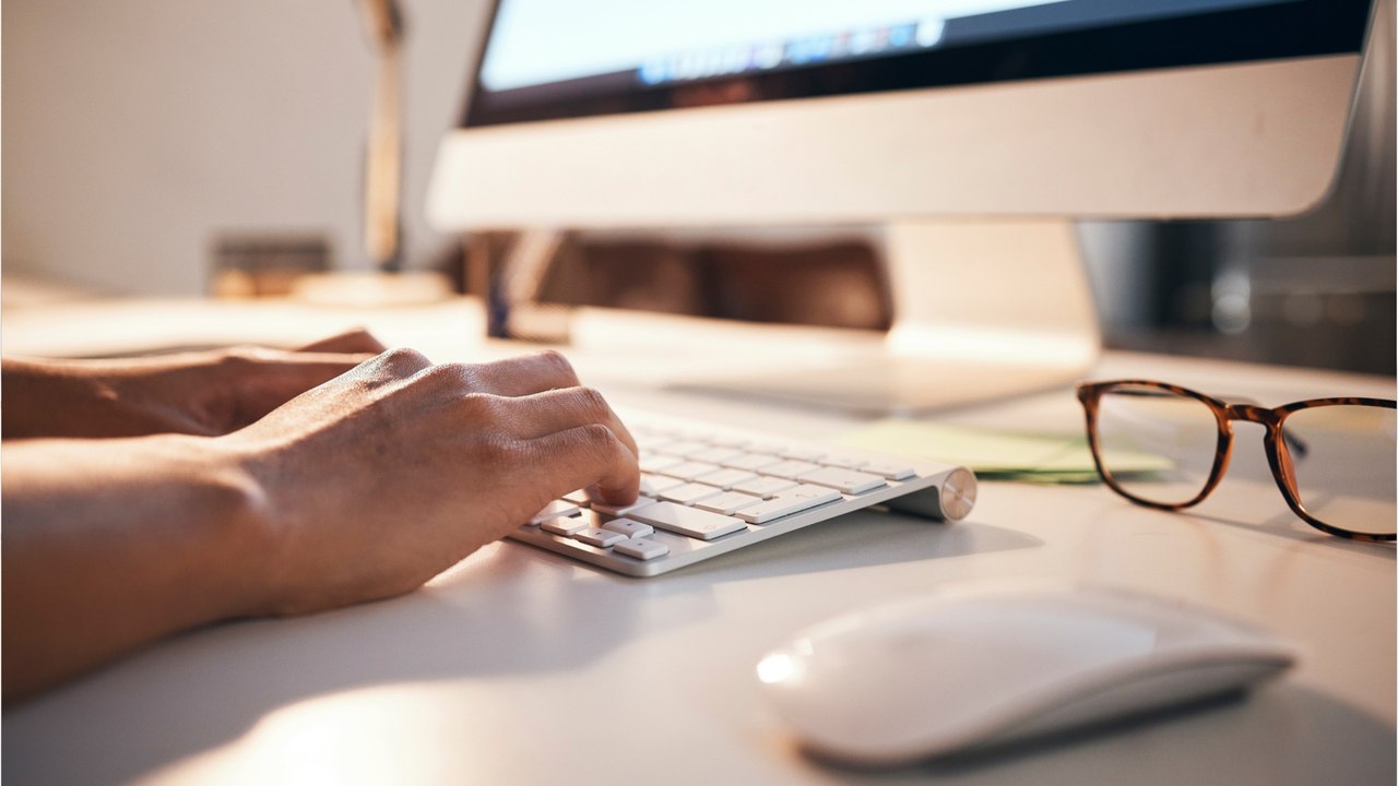 "tbd", "FYI" und Co.: Diese Abkürzungen aus dem Arbeitsalltag sollten Sie kennen