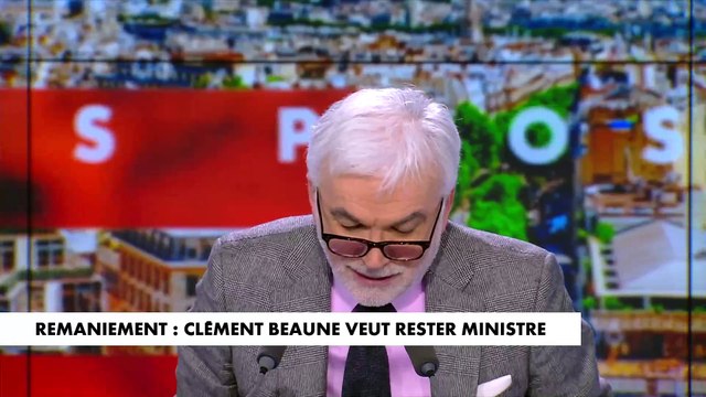 Regardez Pascal Praud qui ironise sur le Ministre Clément Beaune qui menaçait de démissionner il y a un mois mais qui aujourd'hui veut rester : Un peu de dignité quand même ! Il a peur de perdre sa voiture à cocarde ?