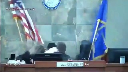 ABD'de şartlı tahliye talebi reddedilen suçlu, hakime uçan tekme attı