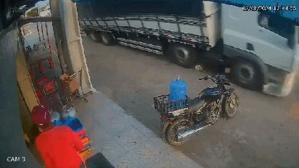 Vídeo: carreta tomba e motociclista escapa por pouco de ser esmagado