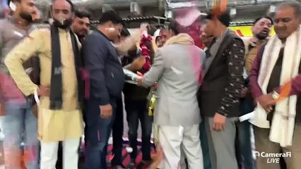 मंत्री के स्वागत का मंच टूटा, बाल-बाले बचे मंत्री