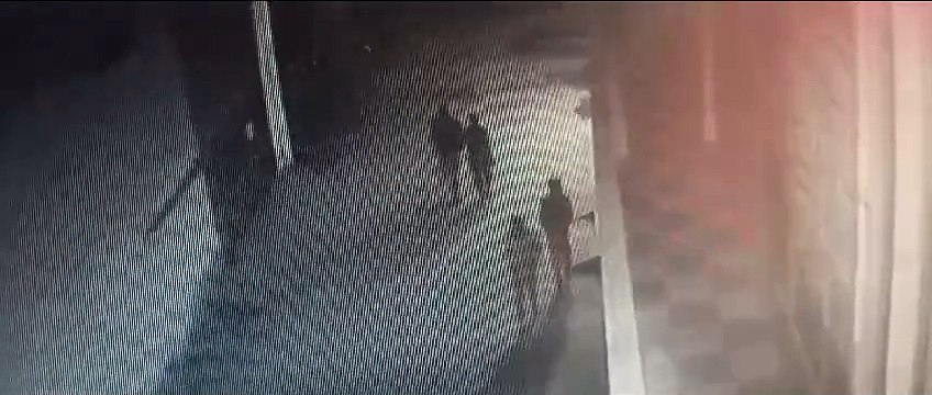 VIDEO: शहर के मुख्य मार्ग पर दुकान का शटर तोड़ नकदी चुराई