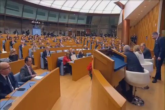 Devo andare in bagno , Meloni e la pausa in conferenza - Video