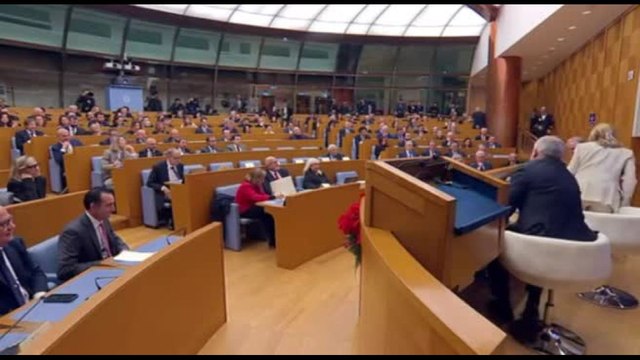 Meloni interrompe la conferenza stampa: Devo andare in bagno