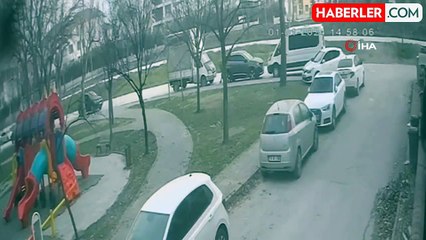 Saklambaç oynarken yola çıkan çocuğa otomobil çarptı, kaza anı kamerada
