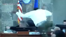 Homem voa para cima de juíza após ouvir sentença por agressão nos EUA