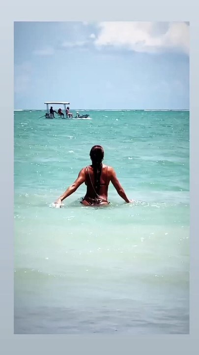 Grazi Massafera se despede de AL com banho de mar em Milagres