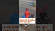 Homem escapa de ser esmagado ao deixar moto segundos antes de carreta tombar em Pernambuco #shorts
