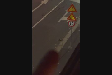 Milano, cavo d'acciaio teso in strada: "La gente è matta..." - Video