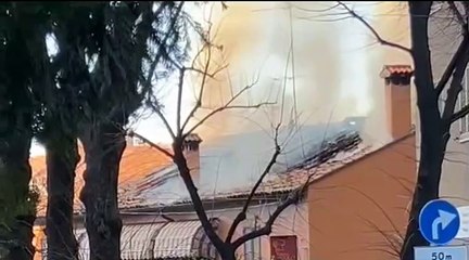 Casatenovo, l'incendio scoperchia il palazzo: una pensionata di 83 anni resta senza casa