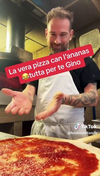 Pizzaiolo italoamericano bacchetta Sorbillo sulla pizza ananas