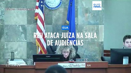 Juíza atacada pelo réu enquanto lia sentença em tribunal