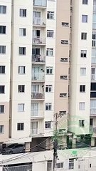 Criança se pendura na varanda de prédio (título)