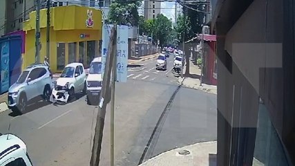 Por outro ângulo: Jeep fura semáforo e colide com Ford Ka na Rua Paraná