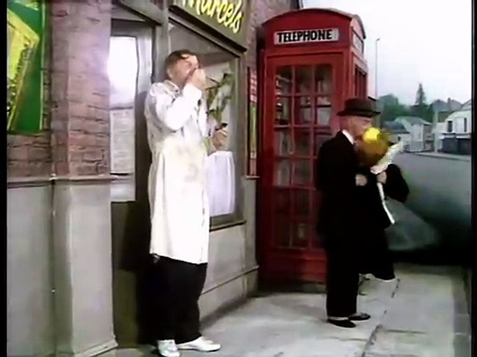 Benny Hill - Marcel the Barber (1975)