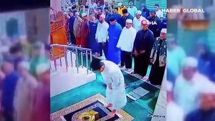 Endonezya'da bir imam secdede vefat etti! İşte o anlar