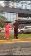 Graban pelea entre conductor de un vehículo y moto en vía pública de SPS