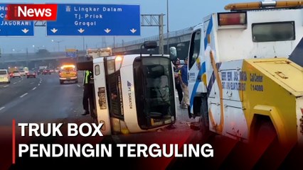Truk Box Pendingin Terguling di Tengah Ruas Tol Japek, Arus Lalu Lintas Macet