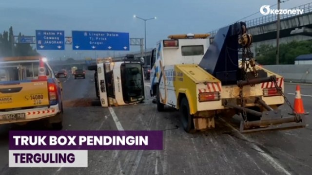 Truk Box Pendingin Terguling di Tengah Ruas Tol Japek