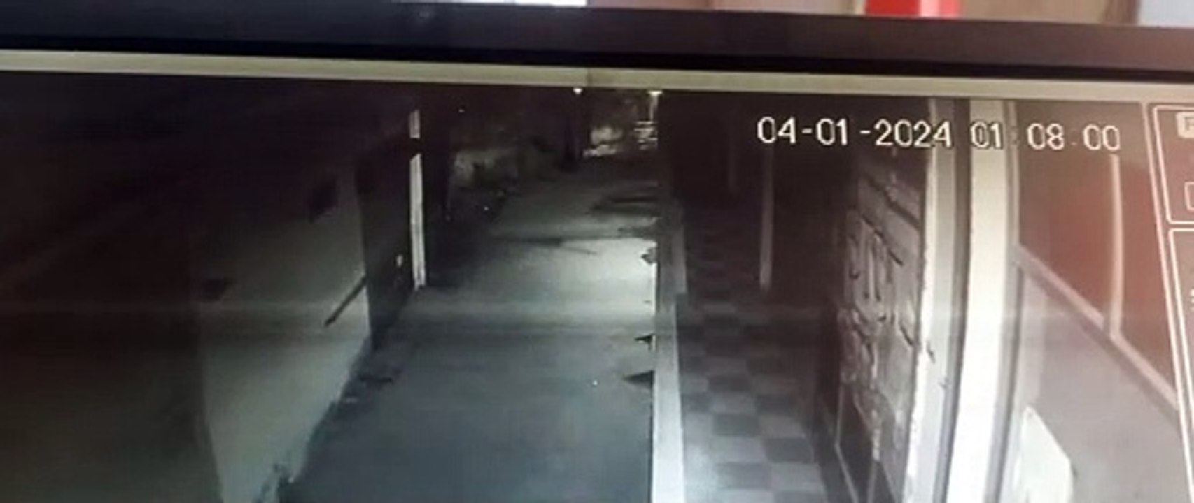 शहर के मुख्य मार्ग पर दुकान का शटर तोड़ बदमाशों ने चुराई नकदी