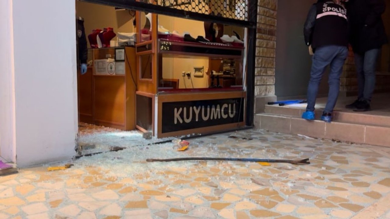 Girdikleri kuyumcudan 500 bin TL’lik altın çaldılar