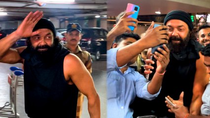 Lord Bobby Deol के साथ सेल्फी लेने के लिए एअरपोर्ट पर फैन्स हुए पागल
