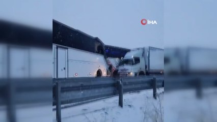 Kars'ta kontrolden çıkan yolcu otobüsü önündeki araçlara böyle çarptı