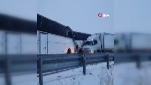 Kars'ta kontrolden çıkan yolcu otobüsü önündeki araçlara böyle çarptı