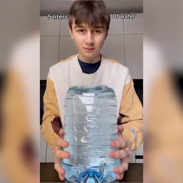 5 litre suyu çatalla içmeye kalktı! Bakın kaç saatte bitirdi