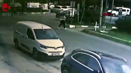 TIR'ın altında kalmaktan son anda kurtuldu