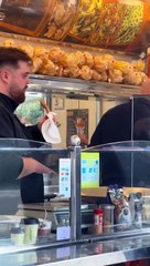 Ibai Llanos es churrero por un día en esta churrería de Barcelona