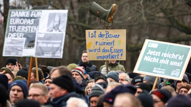 Almanya’da çiftçiler Ekonomi Bakanı'nın feribottan inmesine izin vermedi