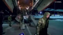 شاهد: في أكبر عملية إطلاق سراح لأسرى منذ اشهر.. عودة مئات الجنود الروس إلى موسكو
